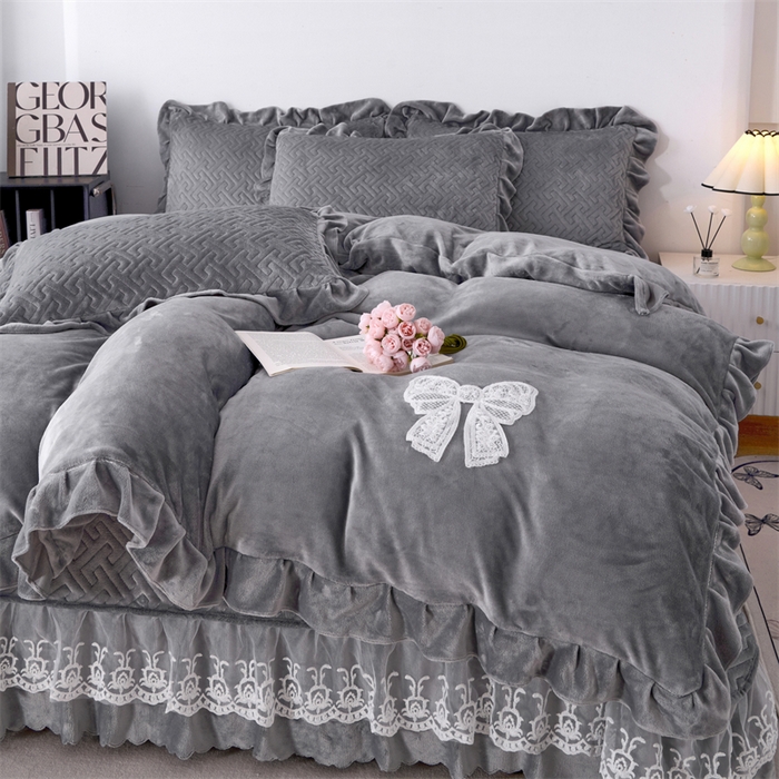 91家纺网 家纺一手货源 找家纺 畅畅家纺 2025新款11斤韩版冬季超柔加厚牛奶绒蝴蝶花边床盖四件套 浅灰