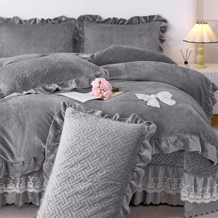 91家纺网 家纺一手货源 找家纺 畅畅家纺 2025新款11斤韩版冬季超柔加厚牛奶绒蝴蝶花边床盖四件套 浅灰