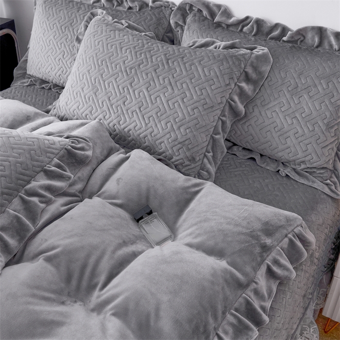 91家纺网 家纺一手货源 找家纺 畅畅家纺 2025新款11斤韩版冬季超柔加厚牛奶绒蝴蝶花边床盖四件套 浅灰