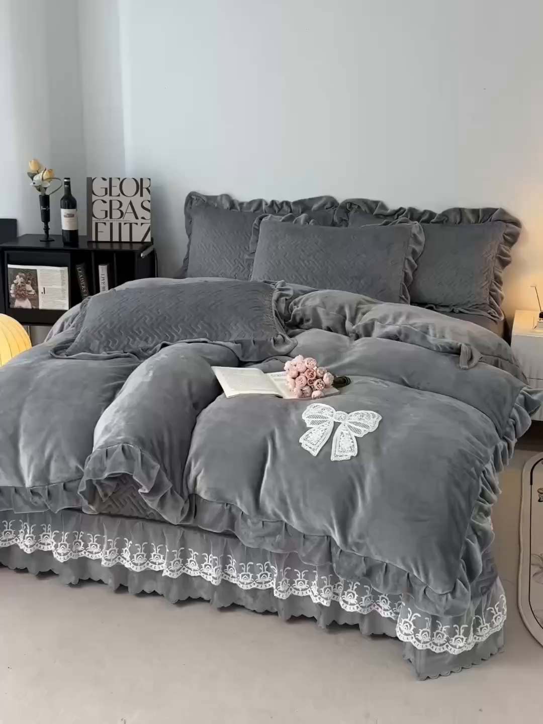 91家纺网 家纺一手货源 找家纺 畅畅家纺 2025新款11斤韩版冬季超柔加厚牛奶绒蝴蝶花边床盖四件套 浅灰