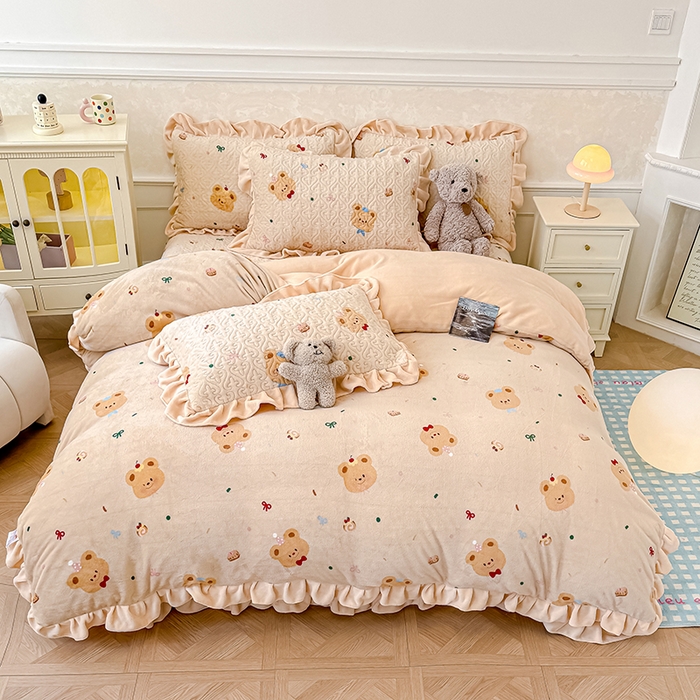 91家纺网 家纺一手货源 找家纺 归属 2025新款牛奶绒床盖四件套 奶油儿小熊