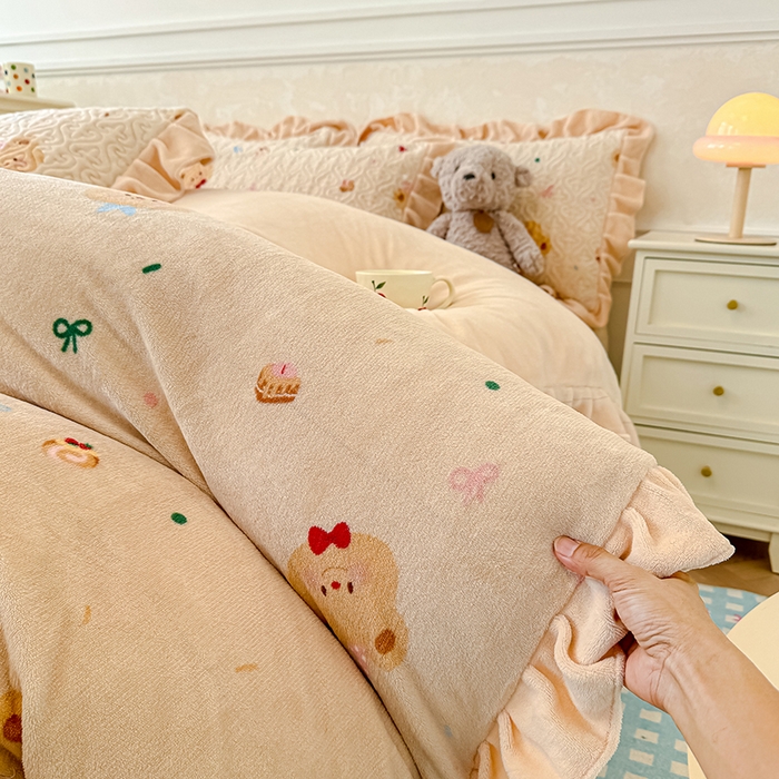 91家纺网 家纺一手货源 找家纺 归属 2025新款牛奶绒床盖四件套 奶油儿小熊