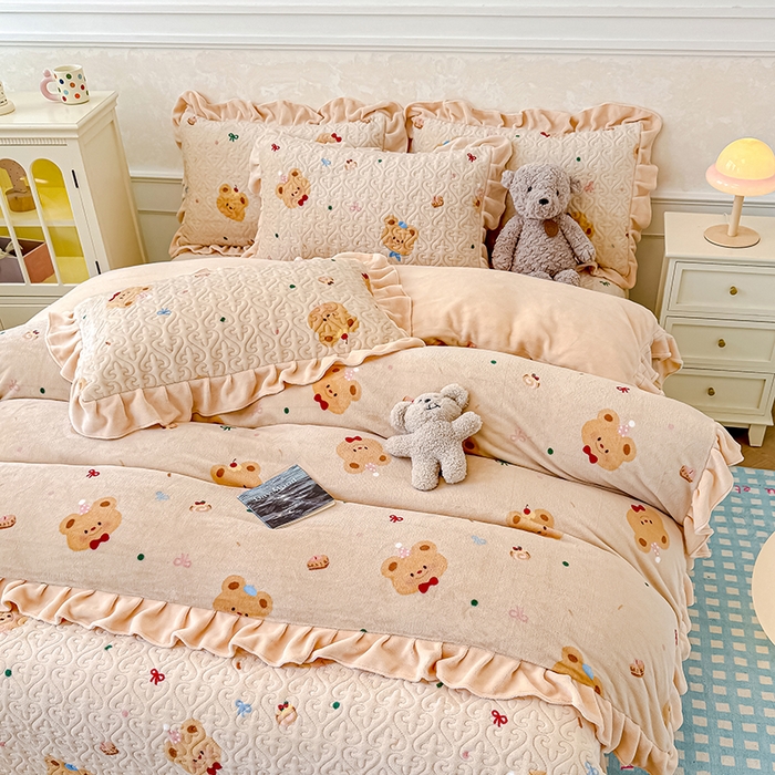 91家纺网 家纺一手货源 找家纺 归属 2025新款牛奶绒床盖四件套 奶油儿小熊