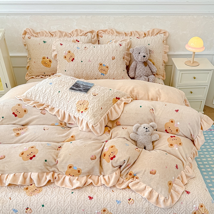 91家纺网 家纺一手货源 找家纺 归属 2025新款牛奶绒床盖四件套 奶油儿小熊