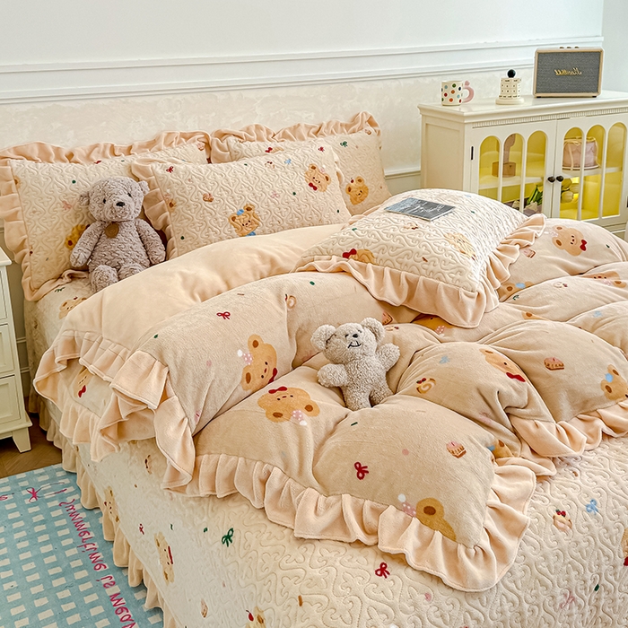 91家纺网 家纺一手货源 找家纺 归属 2025新款牛奶绒床盖四件套 奶油儿小熊