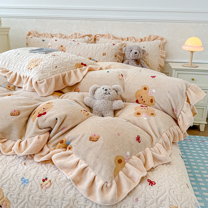 91家纺网 家纺一手货源 找家纺 归属 2025新款牛奶绒床盖四件套 奶油儿小熊