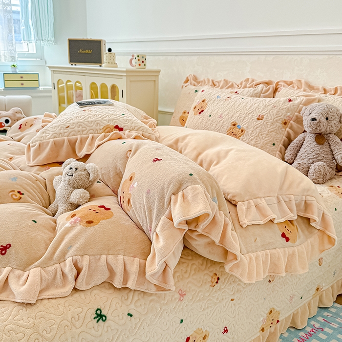 91家纺网 家纺一手货源 找家纺 归属 2025新款牛奶绒床盖四件套 奶油儿小熊