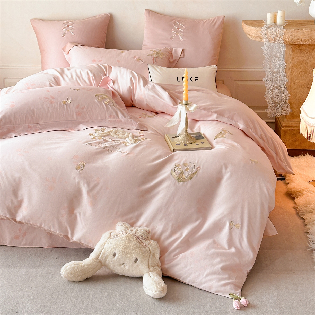 91家纺网 家纺一手货源 找家纺 （总）蓝米卡夫 2025秋冬-全棉60支磨毛印+绣-铃兰萌兔系列（礼盒包装）提供买家秀