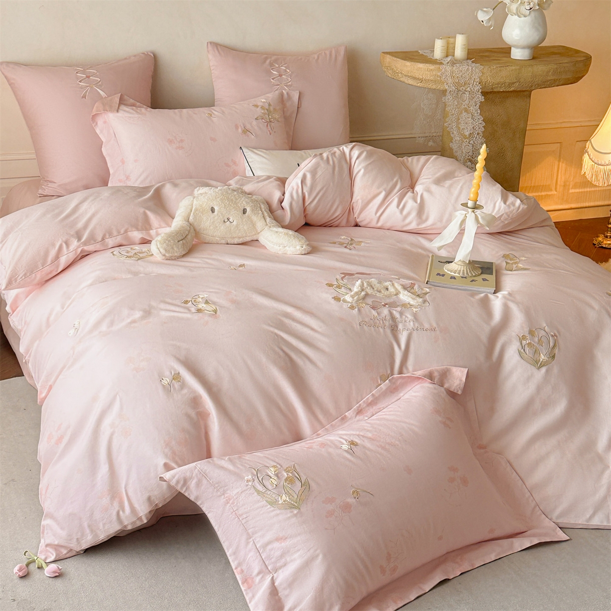 91家纺网 家纺一手货源 找家纺 （总）蓝米卡夫 2025秋冬-全棉60支磨毛印+绣-铃兰萌兔系列（礼盒包装）提供买家秀