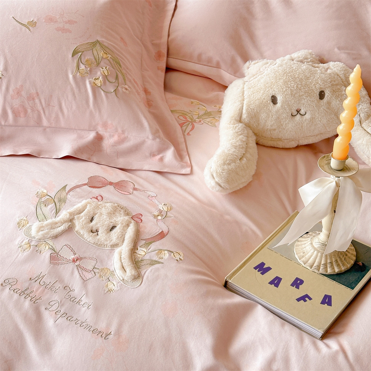 91家纺网 家纺一手货源 找家纺 （总）蓝米卡夫 2025秋冬-全棉60支磨毛印+绣-铃兰萌兔系列（礼盒包装）提供买家秀