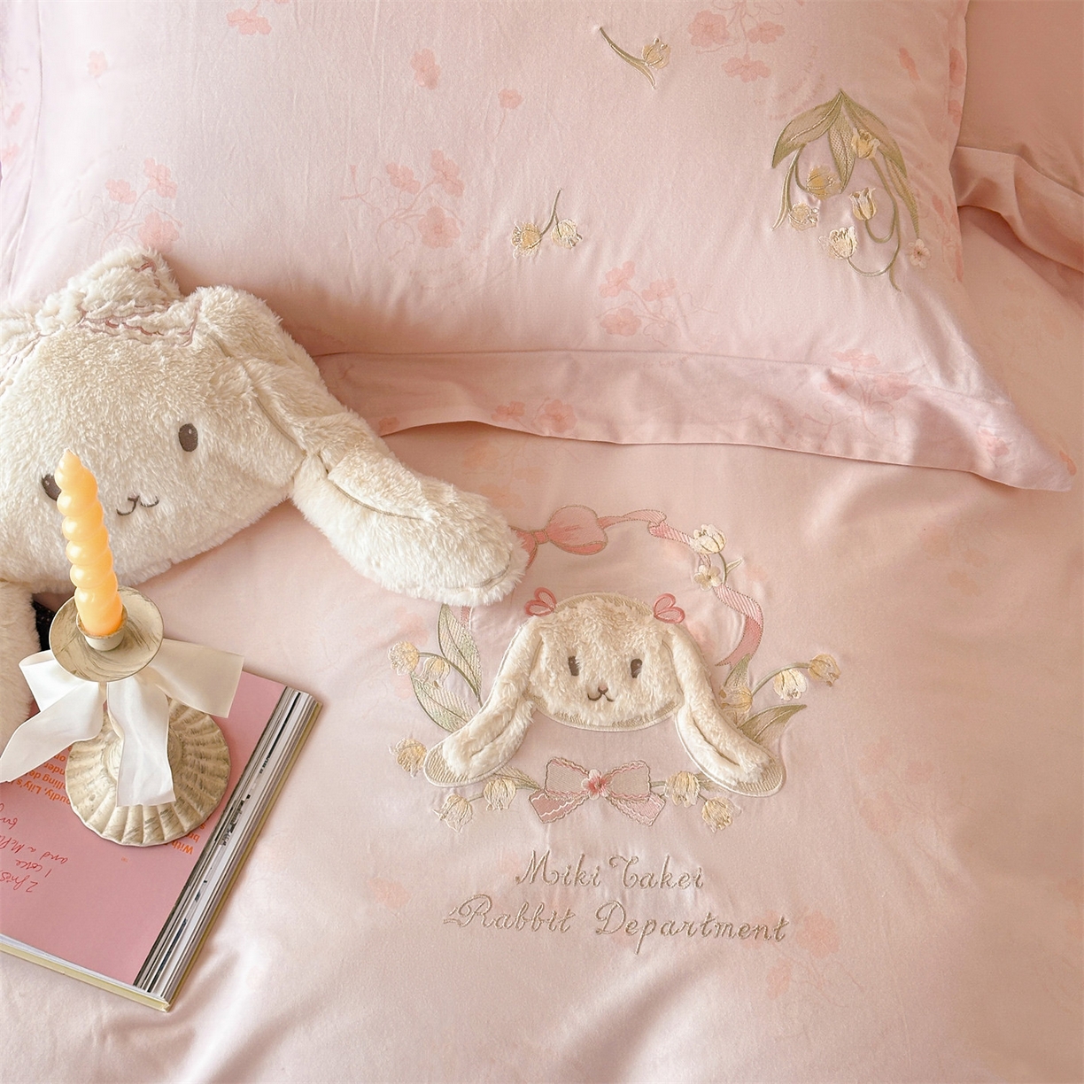 91家纺网 家纺一手货源 找家纺 （总）蓝米卡夫 2025秋冬-全棉60支磨毛印+绣-铃兰萌兔系列（礼盒包装）提供买家秀