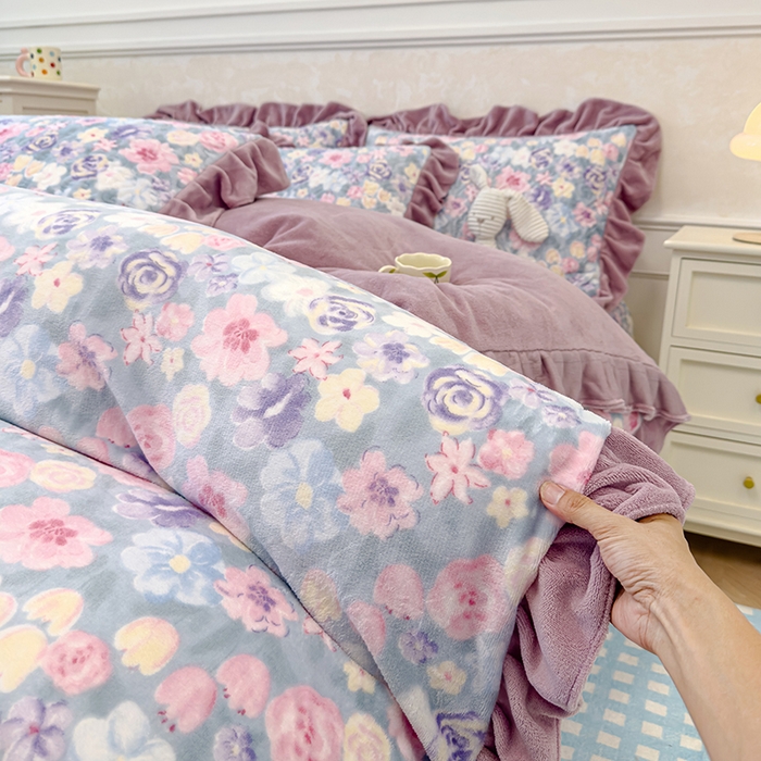 91家纺网 家纺一手货源 找家纺 归属 2025新款牛奶绒床盖四件套 水墨紫花园