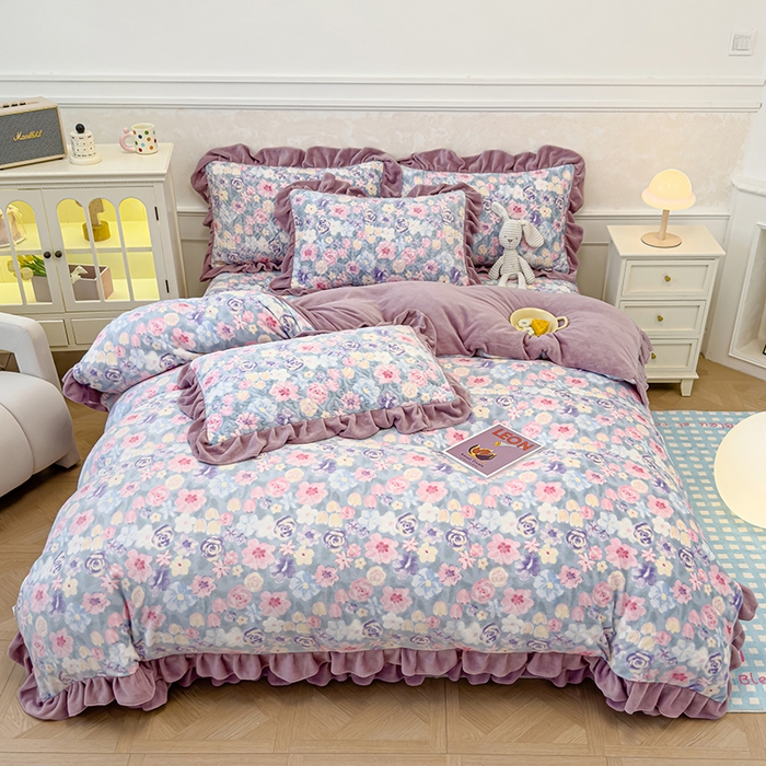 91家纺网 家纺一手货源 找家纺 归属 2025新款牛奶绒床盖四件套 水墨紫花园