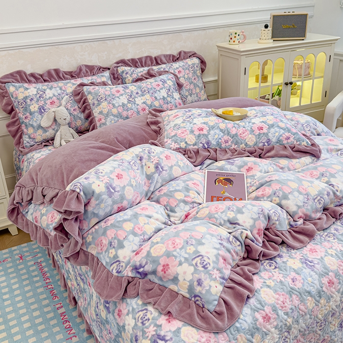 91家纺网 家纺一手货源 找家纺 归属 2025新款牛奶绒床盖四件套 水墨紫花园