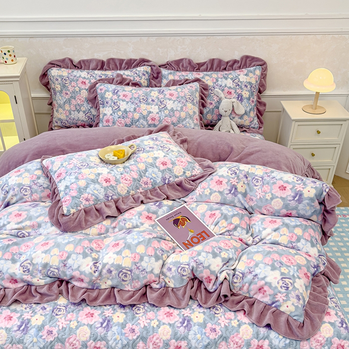 91家纺网 家纺一手货源 找家纺 归属 2025新款牛奶绒床盖四件套 水墨紫花园
