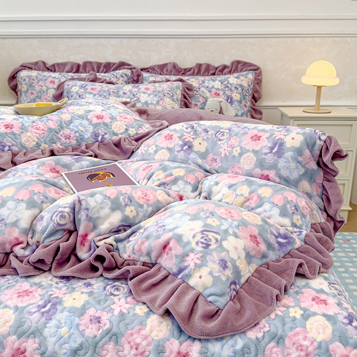 91家纺网 家纺一手货源 找家纺 归属 2025新款牛奶绒床盖四件套 水墨紫花园