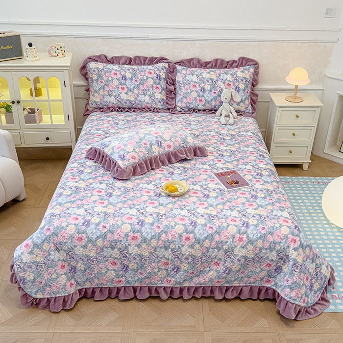 91家纺网 家纺一手货源 找家纺 归属 2025新款牛奶绒床盖四件套 水墨紫花园