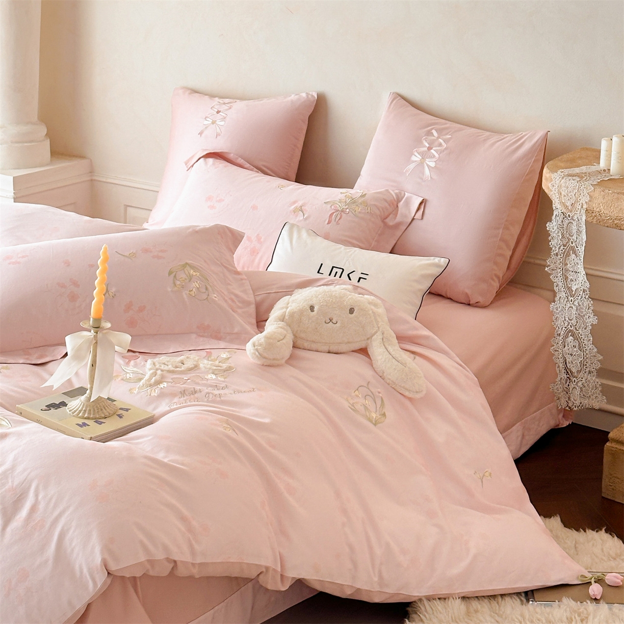 91家纺网 家纺一手货源 找家纺 蓝米卡夫 2025秋冬-全棉60支磨毛印+绣-铃兰萌兔系列（礼盒包装）提供买家秀 铃兰萌兔-粉