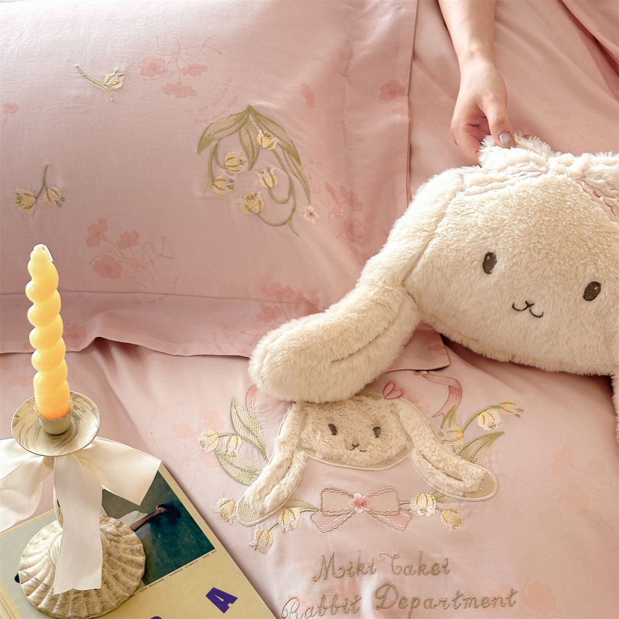 91家纺网 家纺一手货源 找家纺 蓝米卡夫 2025秋冬-全棉60支磨毛印+绣-铃兰萌兔系列（礼盒包装）提供买家秀 铃兰萌兔-粉