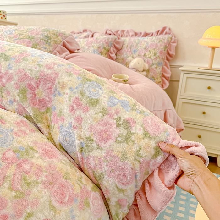 91家纺网 家纺一手货源 找家纺 归属 2025新款牛奶绒床盖四件套 碎花绮梦粉