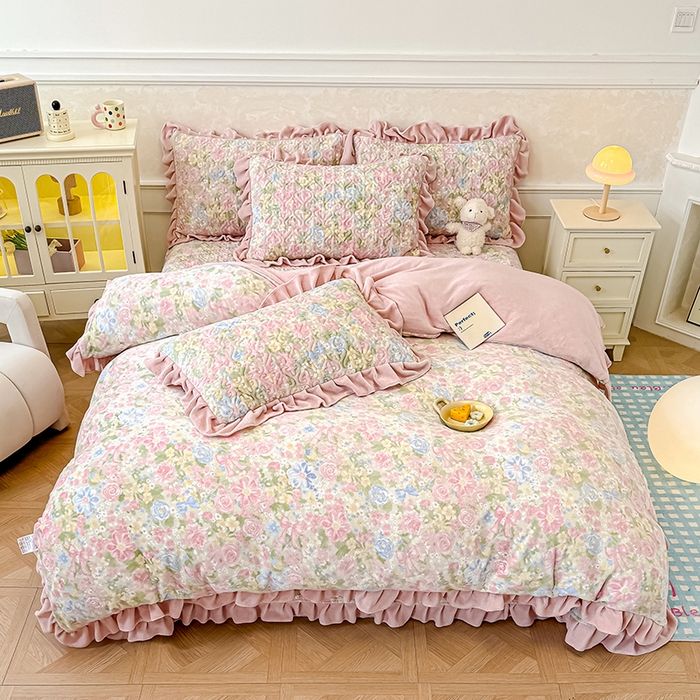 91家纺网 家纺一手货源 找家纺 归属 2025新款牛奶绒床盖四件套 碎花绮梦粉