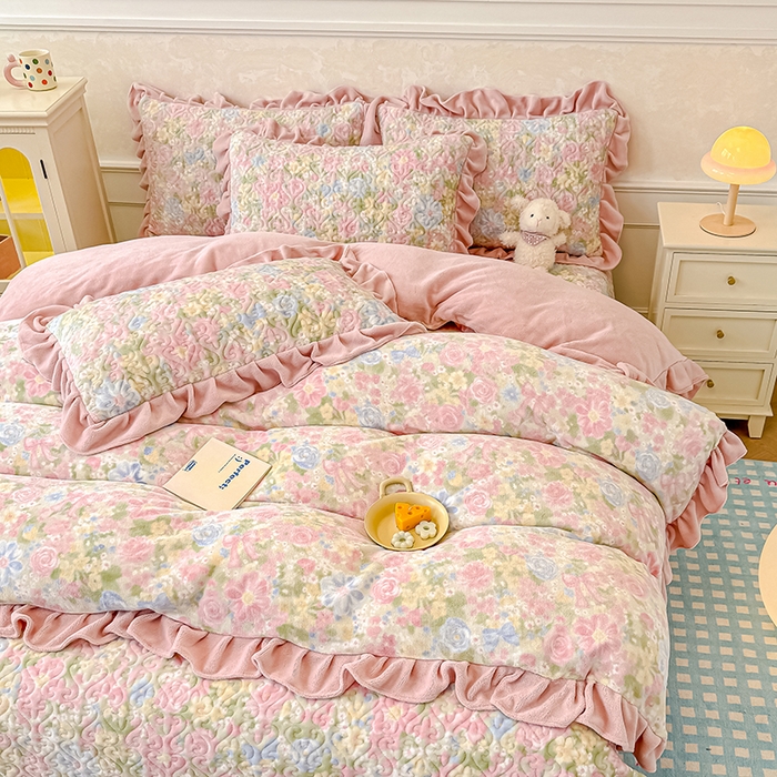 91家纺网 家纺一手货源 找家纺 归属 2025新款牛奶绒床盖四件套 碎花绮梦粉