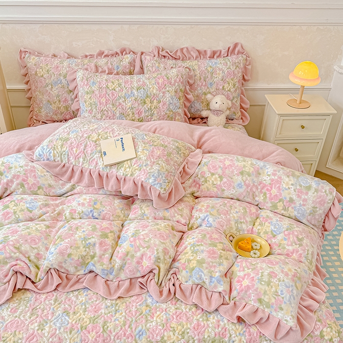 91家纺网 家纺一手货源 找家纺 归属 2025新款牛奶绒床盖四件套 碎花绮梦粉