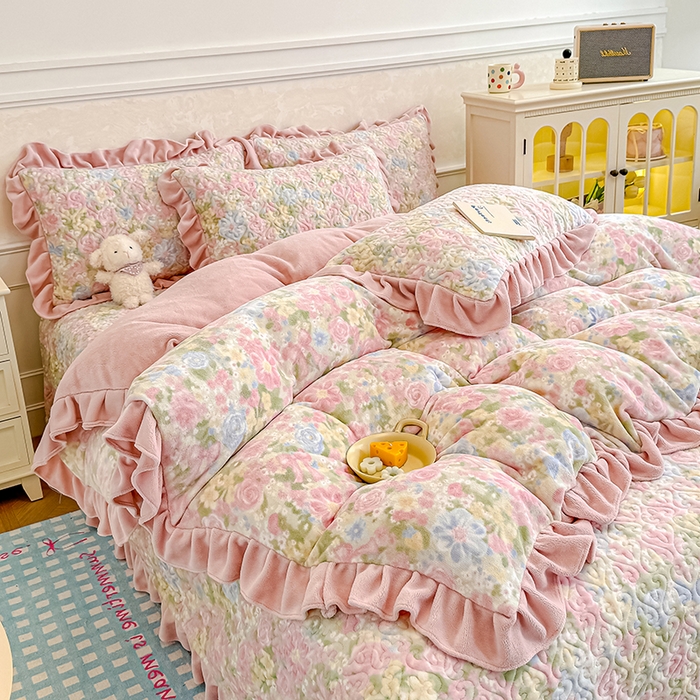 91家纺网 家纺一手货源 找家纺 归属 2025新款牛奶绒床盖四件套 碎花绮梦粉