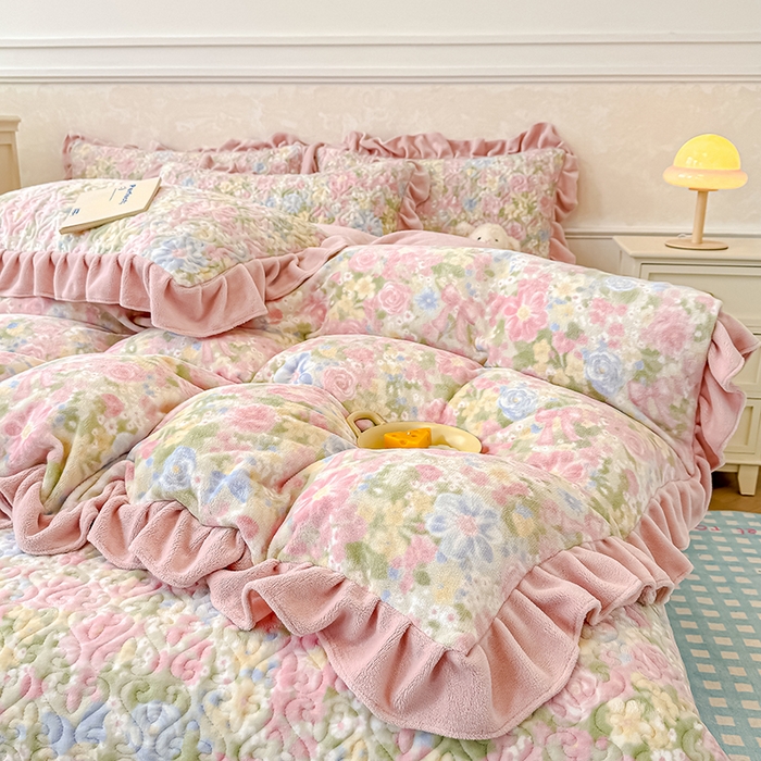 91家纺网 家纺一手货源 找家纺 归属 2025新款牛奶绒床盖四件套 碎花绮梦粉