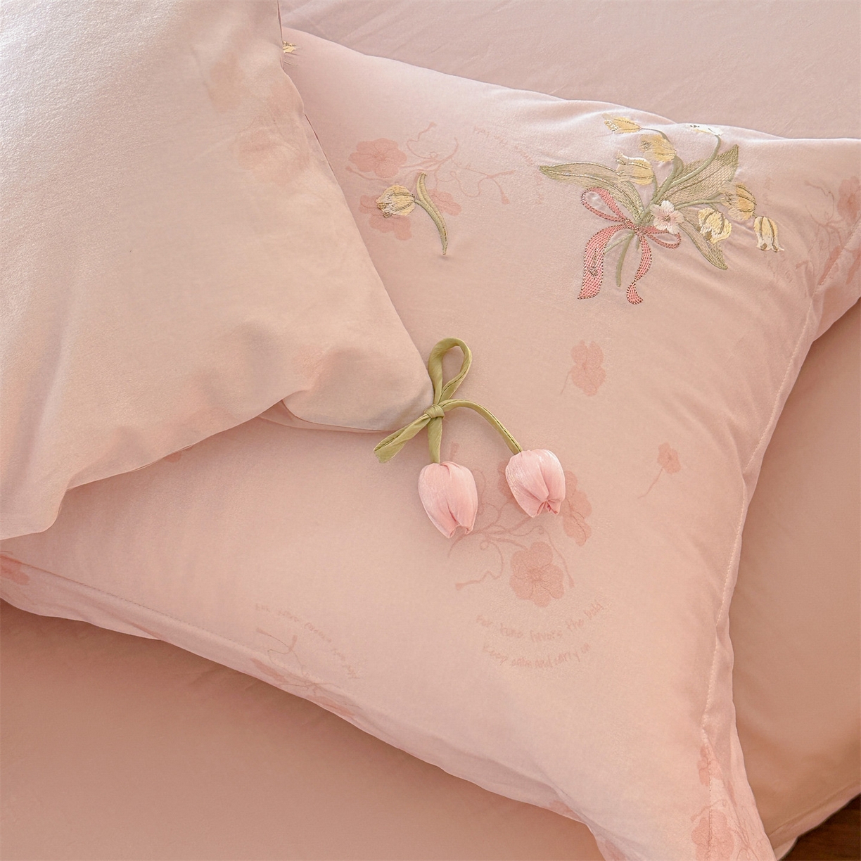 91家纺网 家纺一手货源 找家纺 蓝米卡夫 2025秋冬-全棉60支磨毛印+绣-铃兰萌兔系列（礼盒包装）提供买家秀 铃兰萌兔-粉