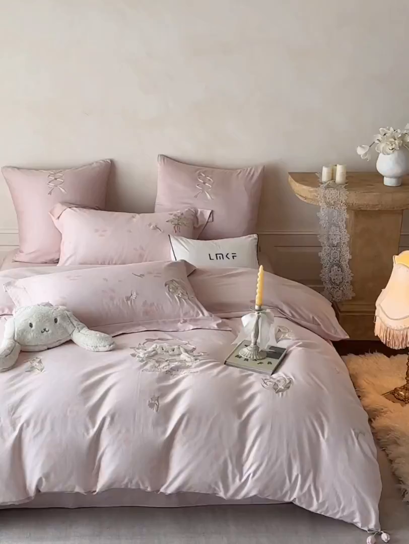 91家纺网 家纺一手货源 找家纺 蓝米卡夫 2025秋冬-全棉60支磨毛印+绣-铃兰萌兔系列（礼盒包装）提供买家秀 铃兰萌兔-粉