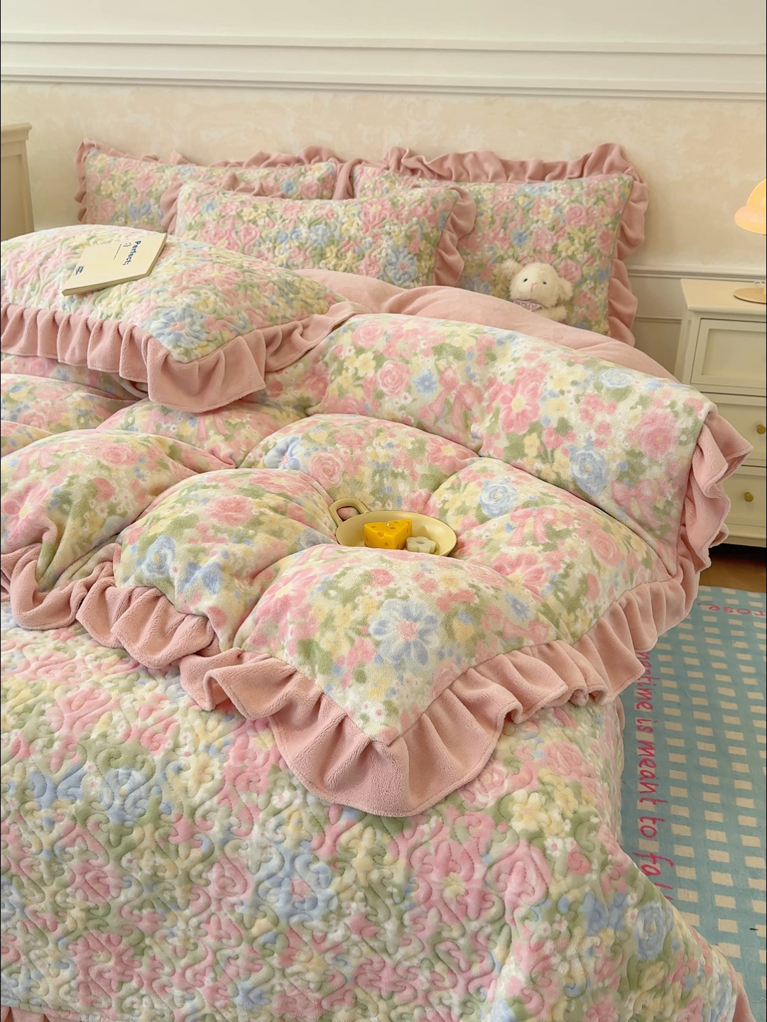 91家纺网 家纺一手货源 找家纺 归属 2025新款牛奶绒床盖四件套 碎花绮梦粉