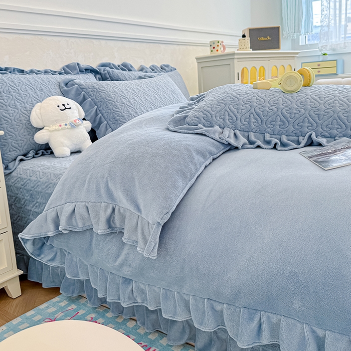 91家纺网 家纺一手货源 找家纺 归属 2025新款牛奶绒床盖四件套 天空蓝