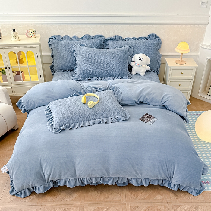 91家纺网 家纺一手货源 找家纺 归属 2025新款牛奶绒床盖四件套 天空蓝