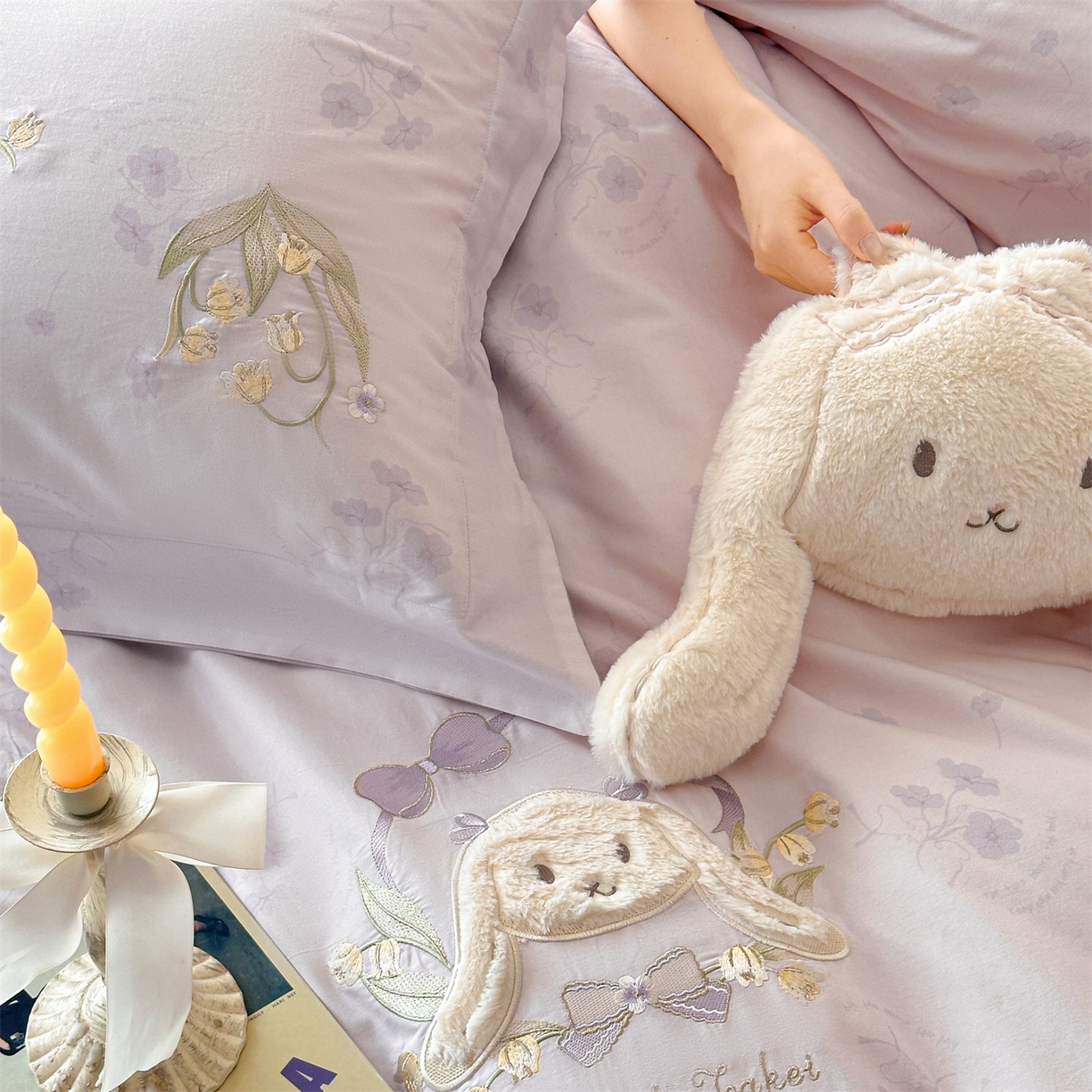 91家纺网 家纺一手货源 找家纺 蓝米卡夫 2025秋冬-全棉60支磨毛印+绣-铃兰萌兔系列（礼盒包装）提供买家秀 铃兰萌兔-紫