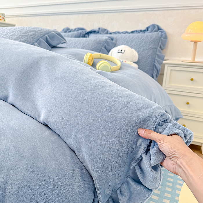 91家纺网 家纺一手货源 找家纺 归属 2025新款牛奶绒床盖四件套 天空蓝