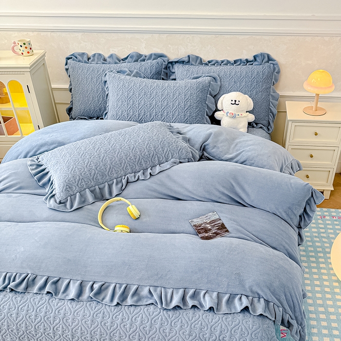91家纺网 家纺一手货源 找家纺 归属 2025新款牛奶绒床盖四件套 天空蓝