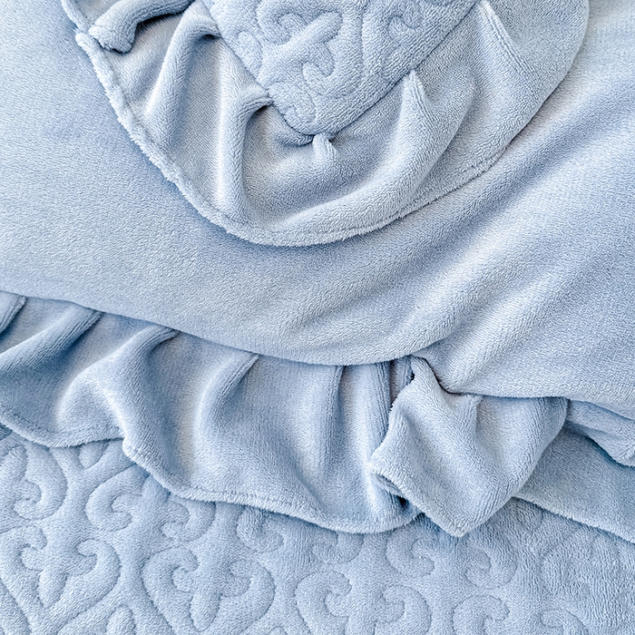 91家纺网 家纺一手货源 找家纺 归属 2025新款牛奶绒床盖四件套 天空蓝