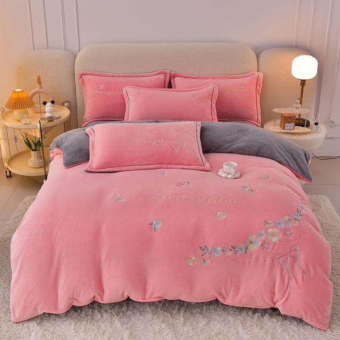 91家纺网 家纺一手货源 找家纺 （总）畅畅家纺 2025新款A类亲肤舒适高克重牛奶绒绣花刺绣系列冬季四件套-花海