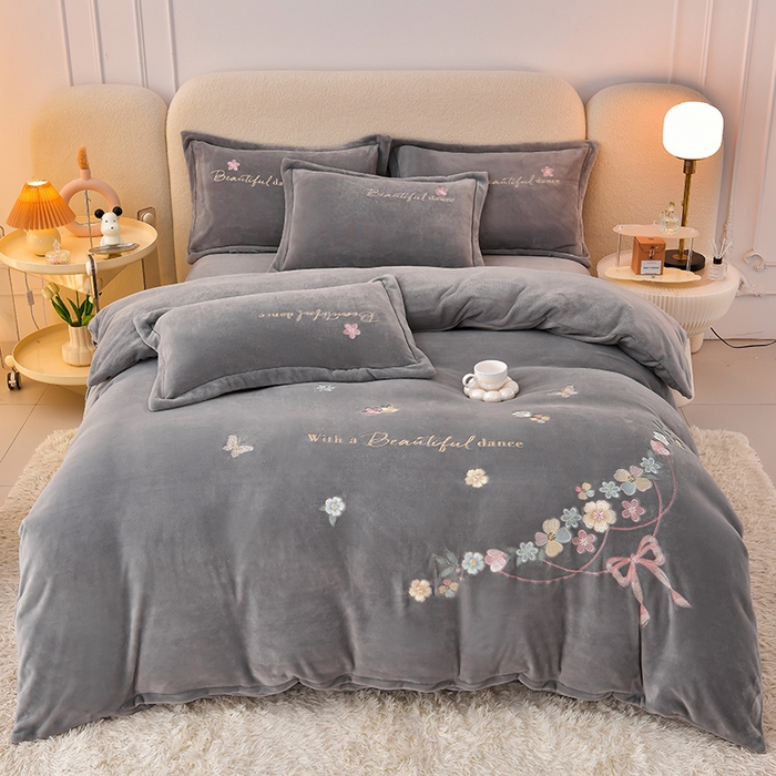 91家纺网 家纺一手货源 找家纺 （总）畅畅家纺 2025新款A类亲肤舒适高克重牛奶绒绣花刺绣系列冬季四件套-花海