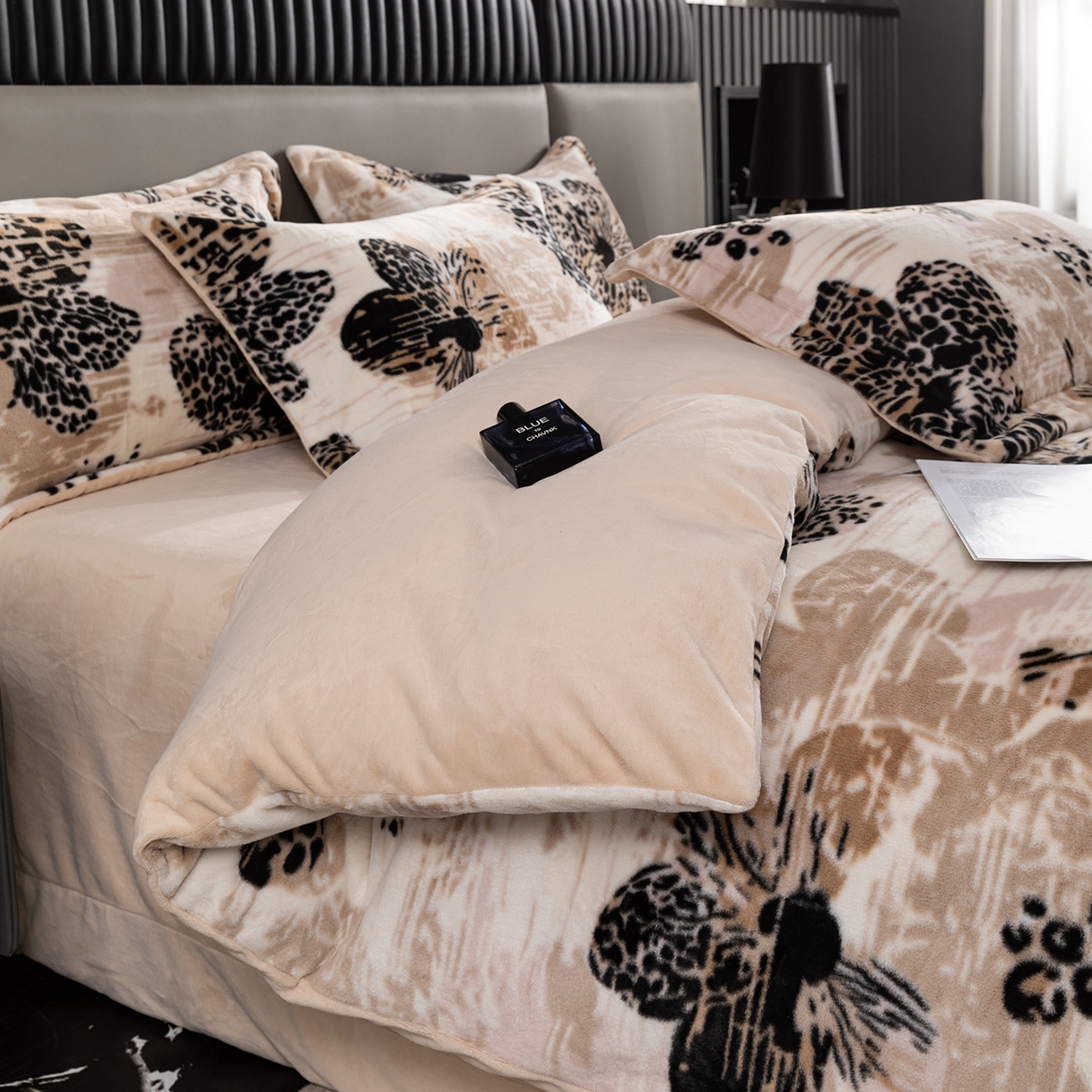 91家纺网 家纺一手货源 找家纺 锦罗绣 2025新款全消光兔绒300克牛奶绒单被套 满园金色