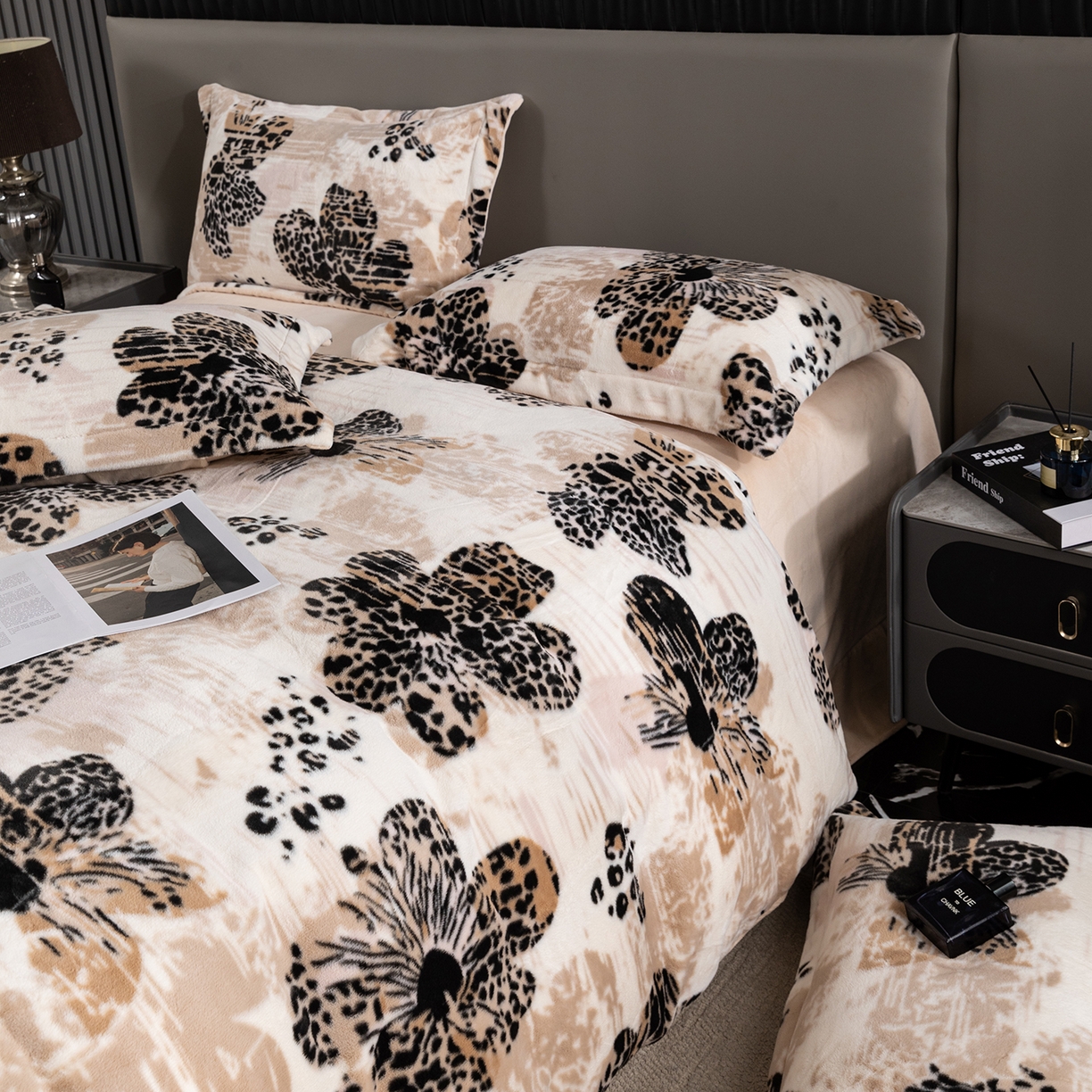 91家纺网 家纺一手货源 找家纺 锦罗绣 2025新款全消光兔绒300克牛奶绒单被套 满园金色