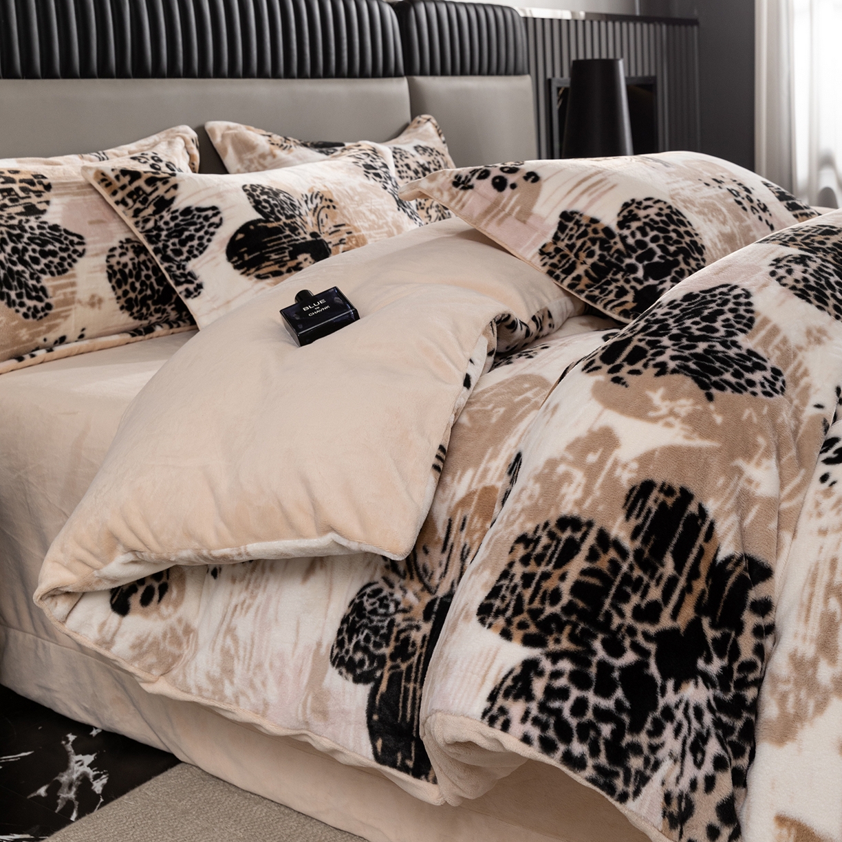 91家纺网 家纺一手货源 找家纺 锦罗绣 2025新款全消光兔绒300克牛奶绒单被套 满园金色