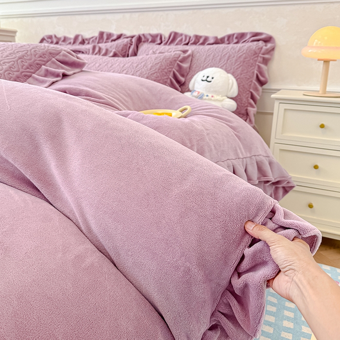 91家纺网 家纺一手货源 找家纺 归属 2025新款牛奶绒床盖四件套 紫罗兰