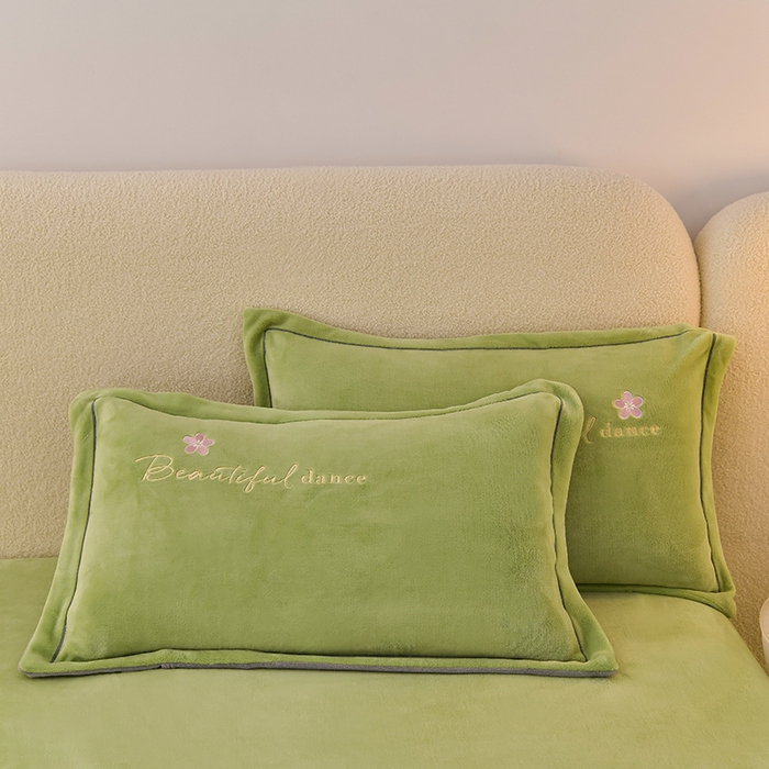 91家纺网 家纺一手货源 找家纺 畅畅家纺 2025新款A类亲肤舒适高克重牛奶绒绣花刺绣系列冬季四件套-花海 花海-草绿