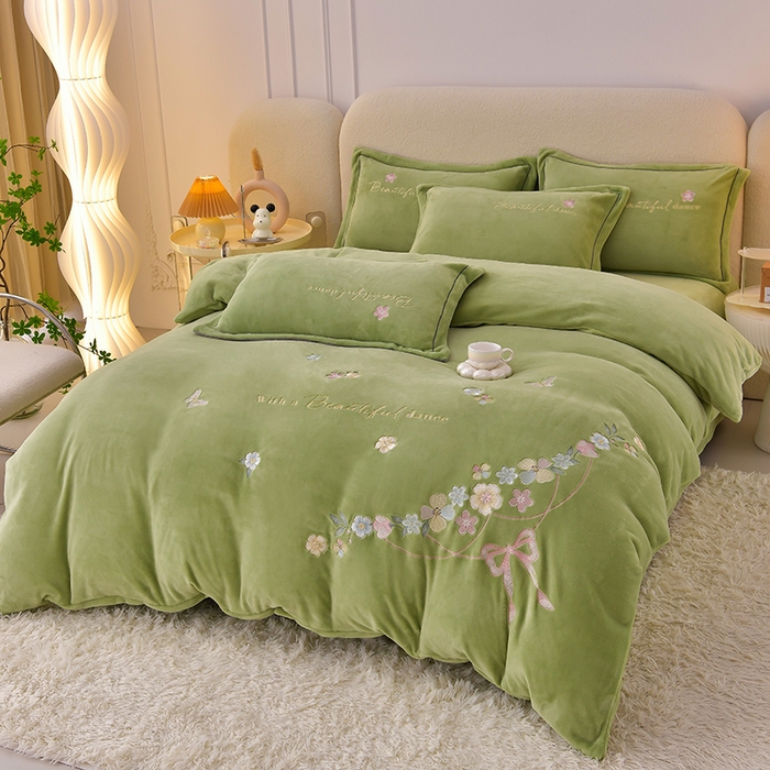 91家纺网 家纺一手货源 找家纺 畅畅家纺 2025新款A类亲肤舒适高克重牛奶绒绣花刺绣系列冬季四件套-花海 花海-草绿