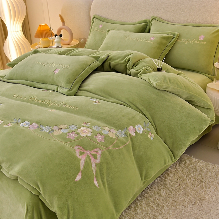 91家纺网 家纺一手货源 找家纺 畅畅家纺 2025新款A类亲肤舒适高克重牛奶绒绣花刺绣系列冬季四件套-花海 花海-草绿