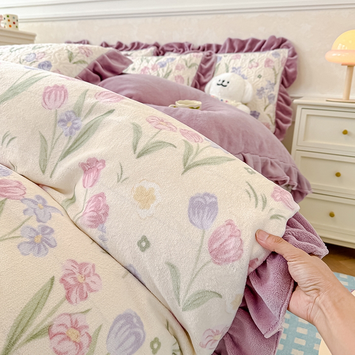 91家纺网 家纺一手货源 找家纺 归属 2025新款牛奶绒床盖四件套 紫色郁金香