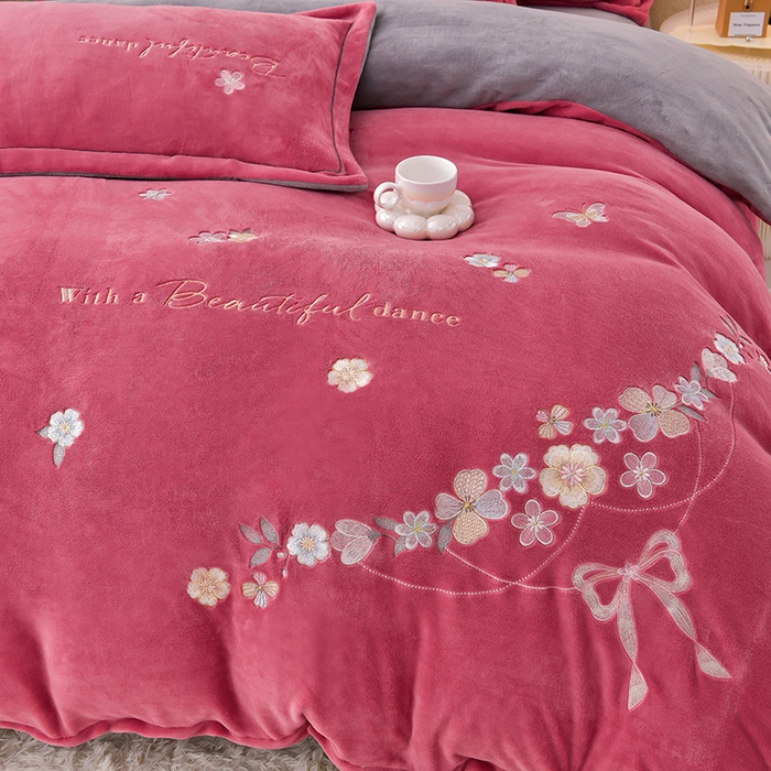 91家纺网 家纺一手货源 找家纺 畅畅家纺 2025新款A类亲肤舒适高克重牛奶绒绣花刺绣系列冬季四件套-花海 花海-豆沙+灰