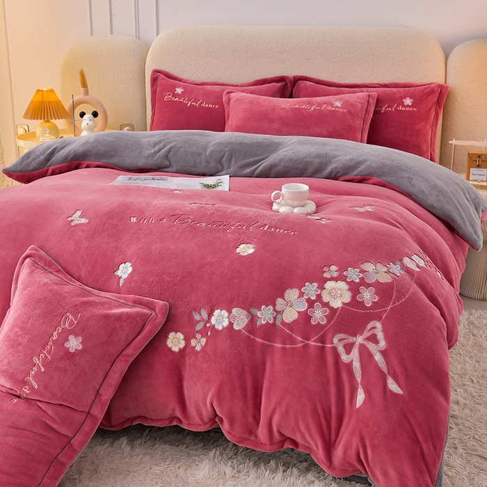 91家纺网 家纺一手货源 找家纺 畅畅家纺 2025新款A类亲肤舒适高克重牛奶绒绣花刺绣系列冬季四件套-花海 花海-豆沙+灰